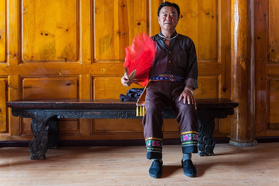 Xizhou, pracownik muzeum (Yunnan (Chiny) 2012, część 1/2)